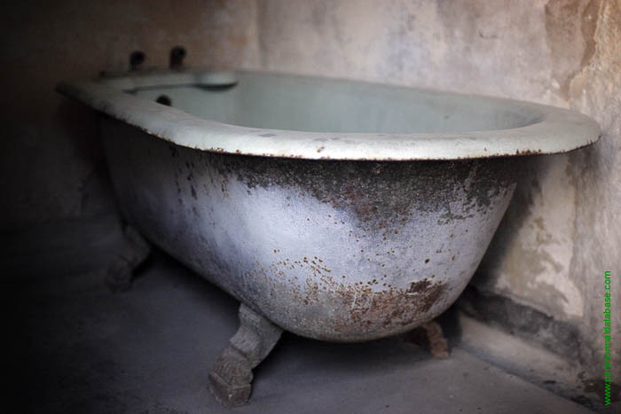 Cast metal bathtub